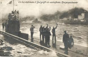 Ein heimkehrendes U-boot (Unterseeboot) grüßt ein auslaufendes Kreuergeschwader / WWI A returning submarine greets a leaking cruiser squadron + K.u.K. Kriegsmarine SMS Alpha (EK)