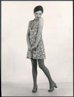 cca 1972 Női és férfi manöken, 2 db vintage fotó, 18x24 cm