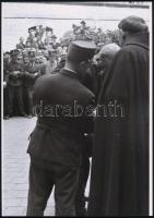 1945 Budapest, háborús bűnösök nyilvános kivégzése a börtön udvarán, 3 db mai nagyítás vintage negatívokról, 25x18 cm