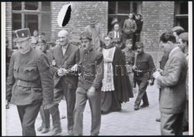 1945 Budapest, háborús bűnösök nyilvános kivégzése a börtön udvarán, 3 db mai nagyítás vintage negat...