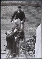 1945 Budapest, háborús bűnösök nyilvános kivégzése a börtön udvarán, 3 db mai nagyítás vintage negat...