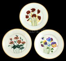 1942 Zsolnay virágmintás porcelán tányérok, 3 db, kézzel festett, jelzett, kopottas, d: 24 cm