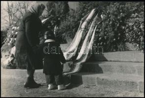 Váli Gábor: Március 15. 2 db jelzett vintage fotó. 24x15 cm