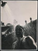 Piri Reisz: Zuhany jelzett vintage fotó, sarkán törésnyommal, 24x15 cm