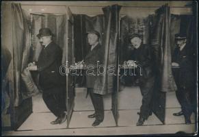 1913 Polgármester választás Ivry ben elszigetelt szavazófülkében. Az Est hozzátűzött szöveggel jelzett sajtófotója / Election in Ivry, France. Press photo 16x11 cm