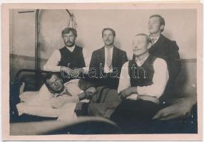 1913 A Málta partjainál elsüllyedt Hera vitorlás hajó és az egyetlen túlélő  sajtófotója, hozzátűzöt...