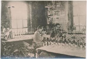 1913 Cseh iparosok karácsonyi ajándékokat készítenek   sajtófotók, hozzátűzött felirattal /  Czech c...