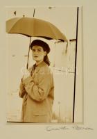 Pócsik Anita (?- ): Esernyővel, jelzett fotó, paszpartuban, 11,5×7,5 cm