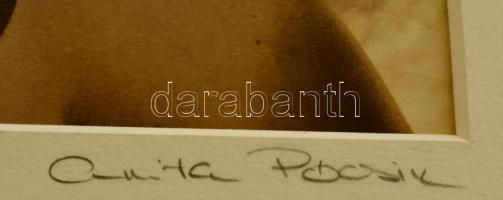 Pócsik Anita (?- ): Női portré, jelzett fotó, paszpartuban, 16×16 cm