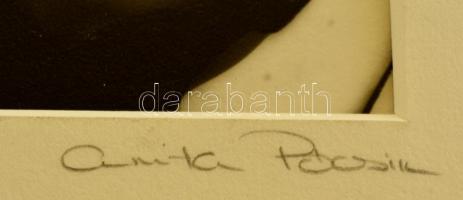 Pócsik Anita (?- ): Riadtság, jelzett fotó, paszpartuban, 12×12 cm