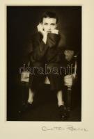 Pócsik Anita (?- ): Cigarettával, jelzett fotó, paszpartuban, 10,5×7 cm