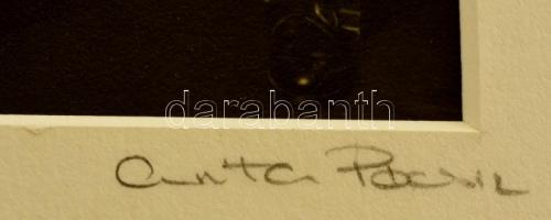 Pócsik Anita (?- ): Cigarettával, jelzett fotó, paszpartuban, 10,5×7 cm