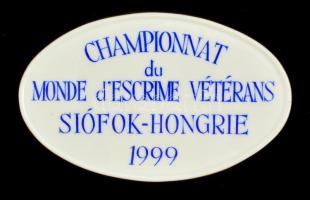 Herendi plakett Champion du monde descrime vétérans Siófok-Hongrie felrattal, jelzett, hibátlan, eredeti dobozában, 14×9 cm