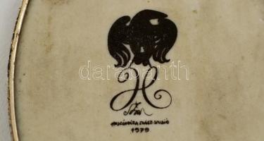 Hollóházi Szász Endre által tervezett mintával díszített porcelán medál, matricás, jelzett, 6x4 cm