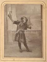 cca 1870-1900 Családi fotóalbum, kb. 60 db keményhátú fotóval, viseltes fémveretes vászon fotóalbumb...