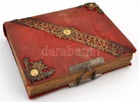 cca 1870-1900 Családi fotóalbum, kb. 60 db keményhátú fotóval, viseltes fémveretes vászon fotóalbumb...