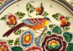 Delft nagyméretű madaras-virágos falitál, kézzel festett, jelzett, apró kopásokkal, d: 43 cm