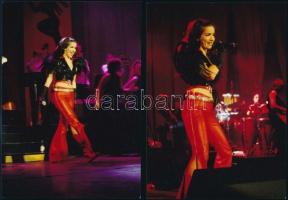 Natalia Oreiro énekesnő budapesti látogatásakor készült színpadi felvételek, 10 db fotó, 18x13 cm
