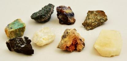 8 db különféle ásvány, feliratozva, köztük fluorit, dolomit, azurit