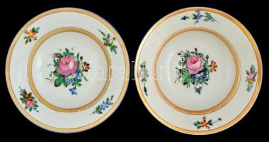 Virágmintás porcelán tányér, kézzel festett, jelzett (mélynyomás), kopásnyomokkal, d: 23 cm