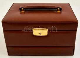 Háromfiókos ékszerdoboz, tükörrel, műbőr borítással, benne 20 db bizsuval, jó állapotban