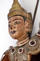 Díszes keleti bábfigura, hiányos, m: 42 cm