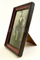 Díszes kitámasztós fa keret, benne fotónyomattal, belső méret: 22,5×15 cm, külső méret: 28,5×21 cm