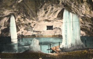 Dobsinai jégbarlang, belső. A kút és az oltár a nagyteremben. Fejér Endre kiadása / Eishöhle / ice cave interior, fountain and altar