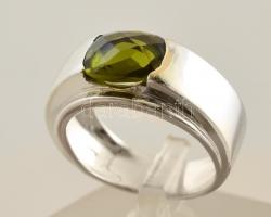 Ezüst(Ag) zöld köves gyűrű, jelzett, méret: 59, bruttó: 6,9 g