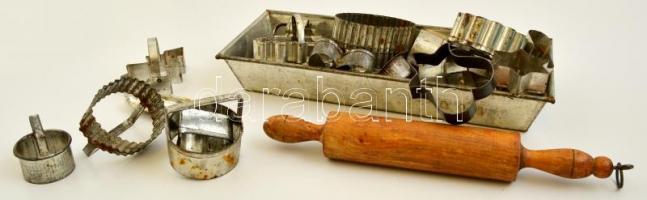 Különféle fém sütiformák és kics sodrófa, h:27 cm, összesen: 29 db