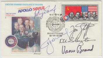 1975 A Szojuz-Apollo program résztvevőinek aláírásai emlékborítékon: Alekszej Leonov (1934- ), Valerij Kubaszov (1935-2014), Thomas P. Stafford (1930- ), Vance D. Brand (1931- ) és Deke Slayton (1924-1993) /  1975 Signatures of the members of the Apollo-Soyuz Test Project: Aleksey Leonov (1934- ), Valeriy Kubasov (1935-2014), Thomas P. Stafford (1930- ), Vance D. Brand (1931- ) and Deke Slayton (1924-1993)