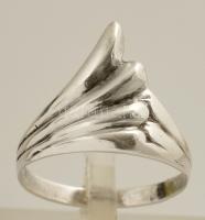 Ezüst(Ag) bordás gyűrű, jelzett, méret: 55, nettó: 2,2 g
