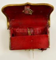 cca 1880 Vállszíjas tiszti tölténytáska, fa tok piros bőr borítással, oldalán ezüst fedlappal (jelze...