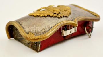 cca 1880 Vállszíjas tiszti tölténytáska, fa tok piros bőr borítással, oldalán ezüst fedlappal (jelze...