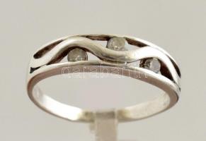 Ezüst(Ag) köves áttört gyűrű, jelzett, méret: 58, bruttó: 2,5 g
