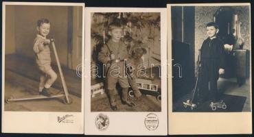 cca 1930-1935 Kisfiúk játékokkal, 3 db fotólap, 14x8,5 cm