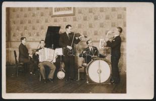 cca 1930 Öttagú zenekar harmonikával, fotólap, 9x14 cm