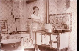 cca 1930-1940 Régi szobabelsők, 10 db fotónegatív, 6x9 cm