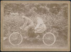 cca 1910 Tandem kerékpárosok, keményhátú fotó, 13,5x18,5 cm
