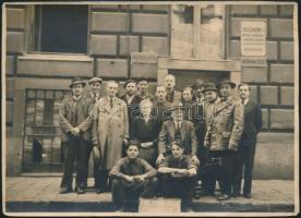 cca 1930-1940 Friedmann József orvosi, kórházi műszereket készítő műhelyének dolgozói, 12,5x17,5 cm