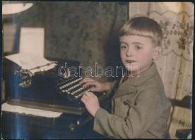 cca 1930 Kisfiú írógéppel, színezett fotó, sarkain törésnyomokkal, 16x22 cm