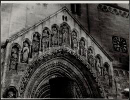 A jáki templomot ábrázoló fotók, 8 db (7 db albumlapra ragasztva), 9x11 és 17x23 cm közötti méretekb...