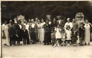 1933 Hévíz, Paris mozgó (mozi) műsora, csoportkép. photo (lyukak / holes)