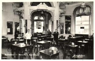 Kolozsvár, Cluj; New York kávéház, belső pincérekkel / café interior, waiters. Fotofilm (EK)