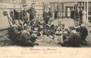 Mittagessen der Matrosen / Osztrák-magyar matrózok ebédelnek a fedélzeten / K.u.K. Kriegsmarine / Austro-Hungarian mariners eating lunch onboard. Alois Beer No. 8392. (EK)