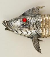 Ezüst hal figura. Élethűen, ízenként mozgatható testtel. Jelzett kézimunka / Silver fish figure with...