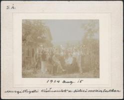 1904 Margitligeti kirándulók a pilisi vadászlakban, kartonra kasírozott, feliratozott fotó, 7x10 cm