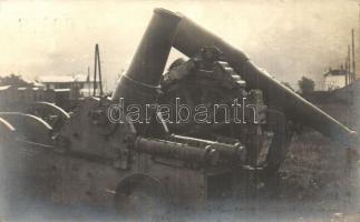 Osztrák-magyar tüzérségi löveg a fronton. A budapesti cs. és kir. tüzérezredek segélylapja. Uher Ödön fényképész / WWI Austro-Hungarian mortar cannon at the battlefield. Artillery charity card