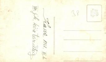 1941 Kassa, Kosice; XIII. gépkocsi köz. tüzérségi üteg, csoportkép feldíszített ágyúkkal / WWII mili...