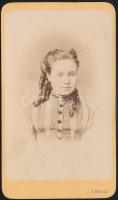 cca 1870 Pozsony (Pressburg), Fiatal hölgy műtermi portréja, Kozics műterméből, hátoldalon a műterem képével, 10x6 cm
